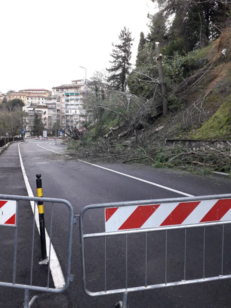 Maltempo, frana in via Cesare Battisti