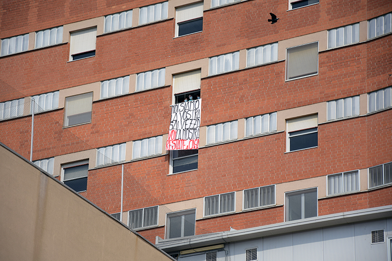 "Siamo la vostra salvezza, voi la nostra. State a casa": lo striscione dei professionisti di terapia intensiva delle Scotte per i cittadini