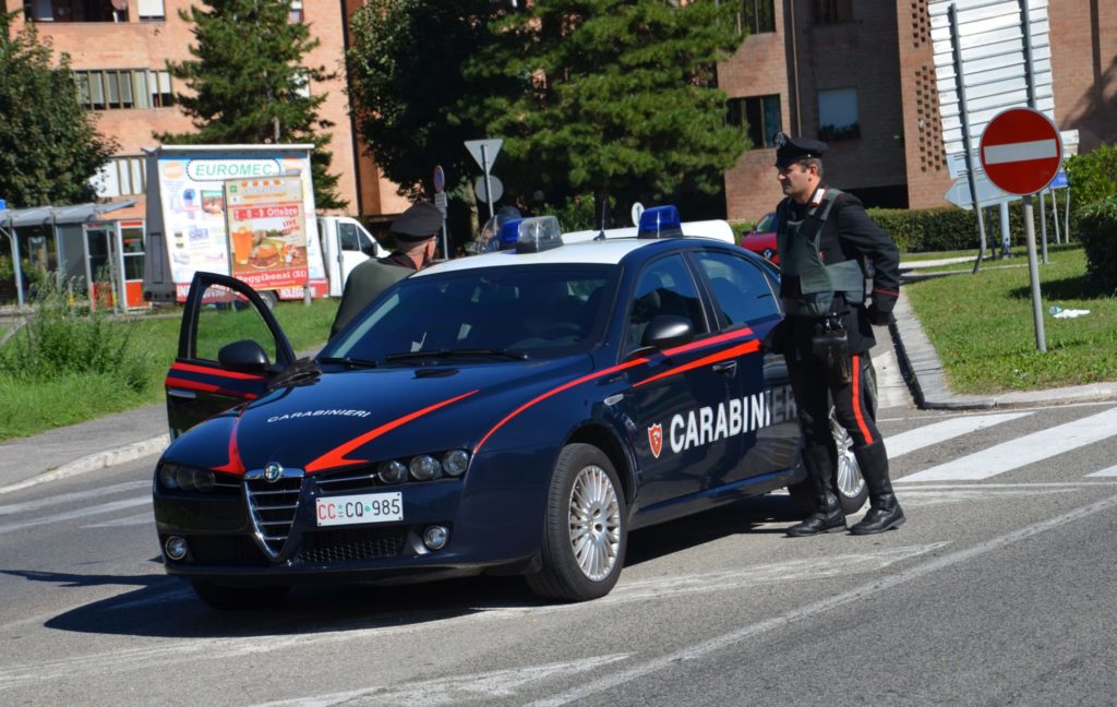 Positivo al virus, viola la quarantena per portare il mangime ai polli: multa e denuncia penale