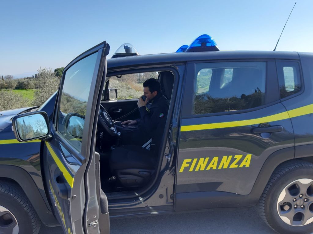 Guardia di Finanza aiuta bambino in bici smarrito