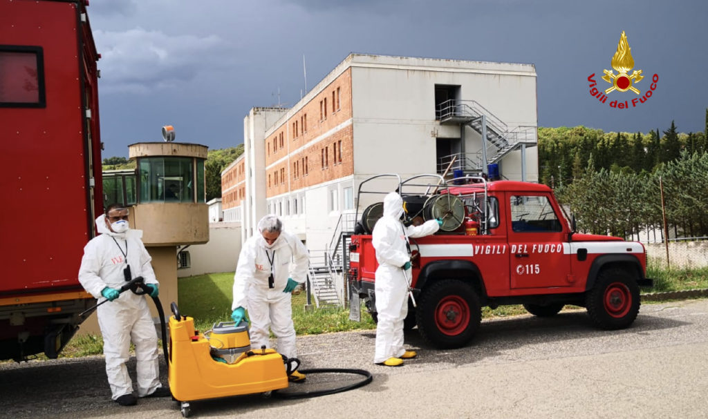 Coronavirus: i Vigili del Fuoco sanificano il carcere di San Gimignano