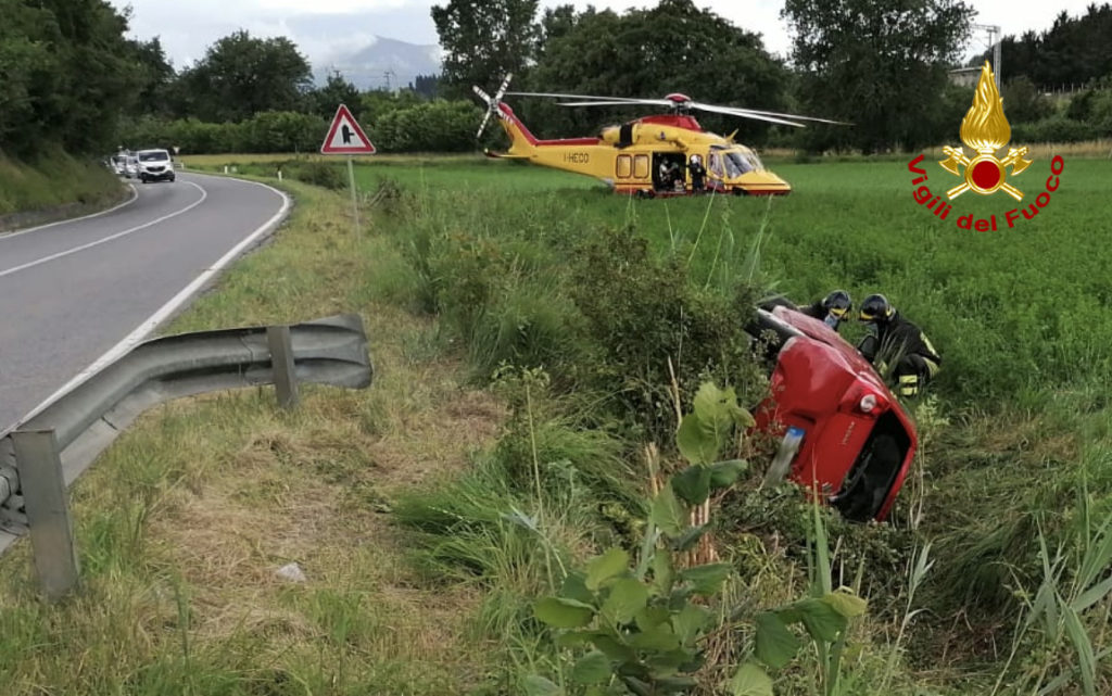 Macchina si ribalta fuori strada, ferito estratto e trasportato con Pegaso alle Scotte