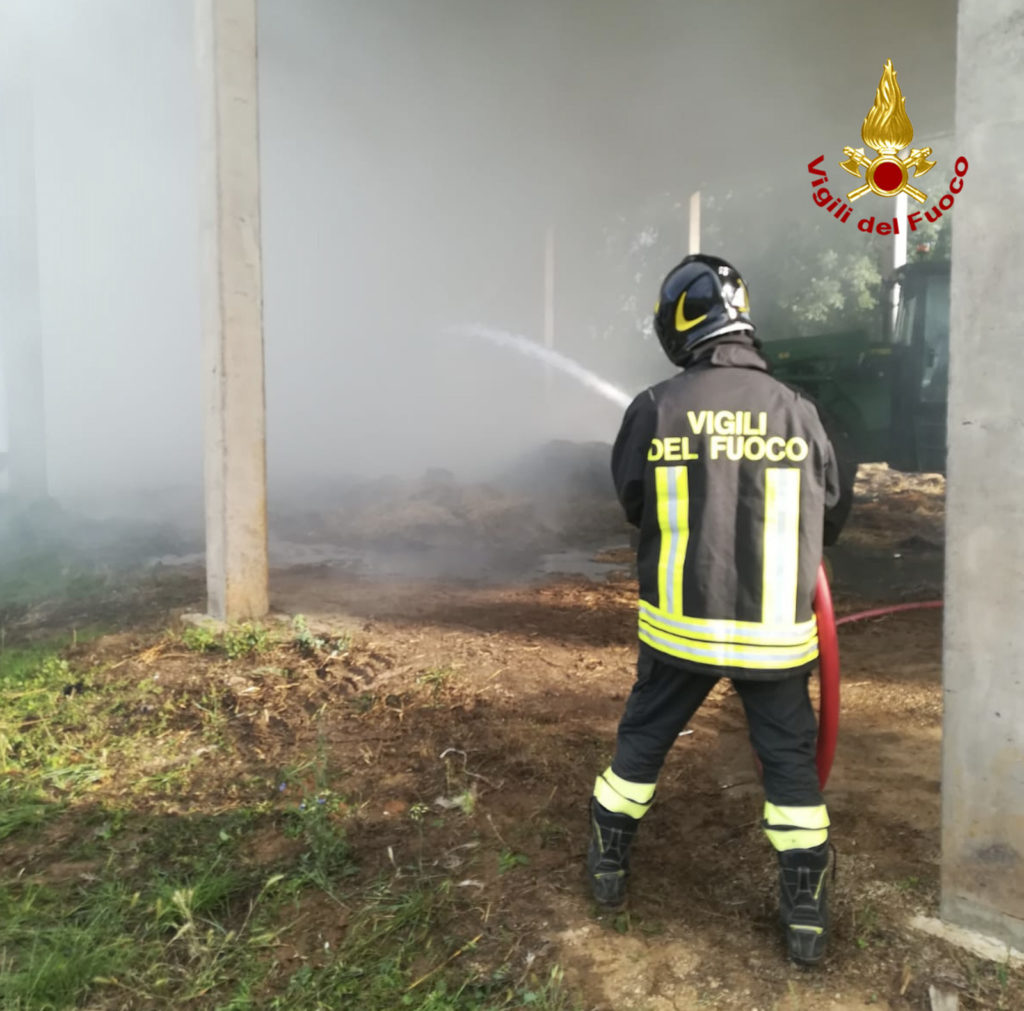 Incendio in un fienile, vigili del fuoco in azione tutta la notte per spegnere le fiamme