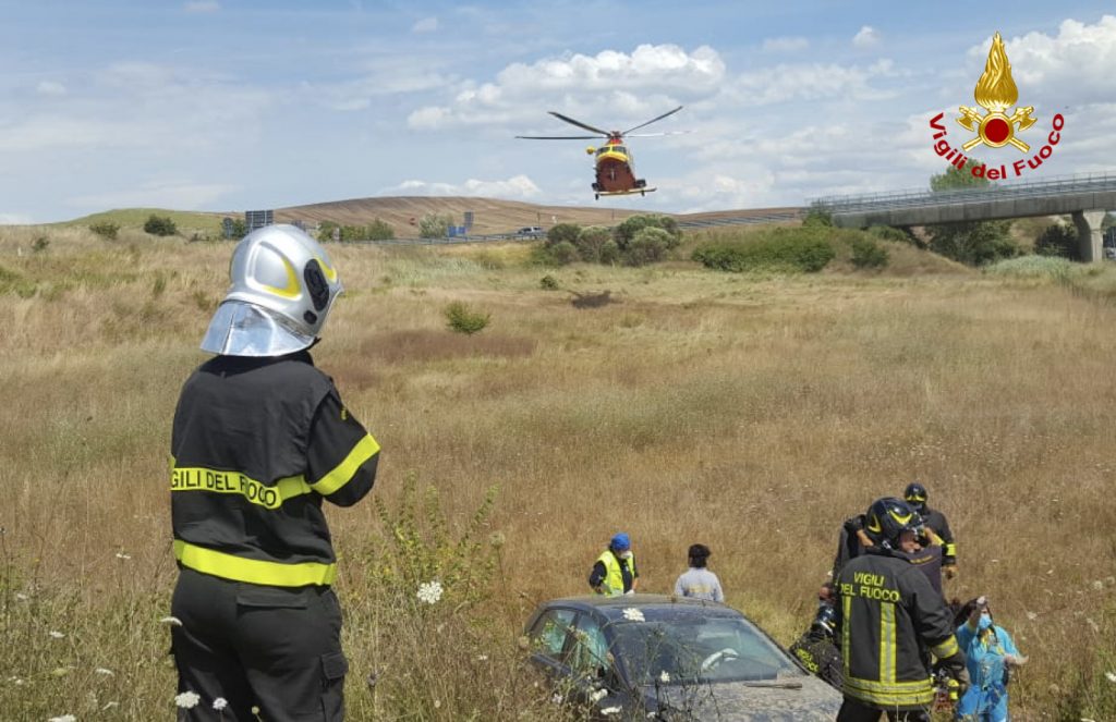 Auto fuori strada sulla Siena-Bettolle, 3 feriti