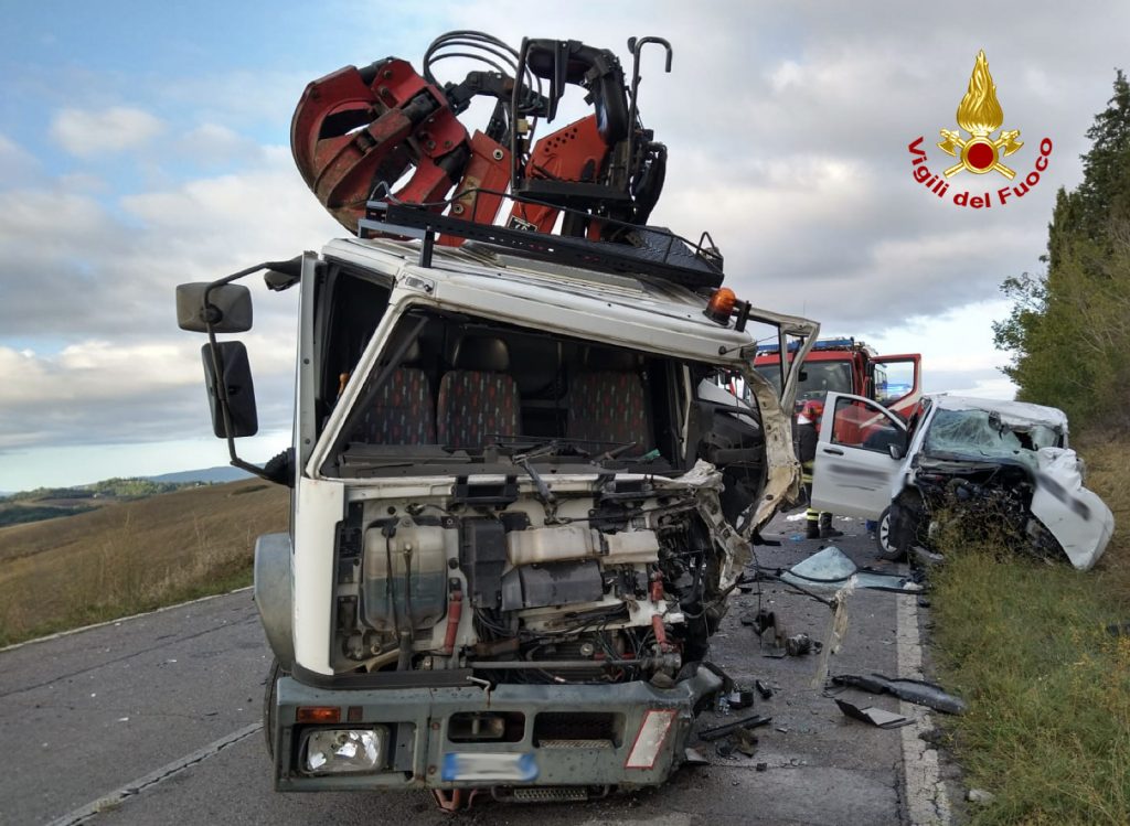 Scontro tra camion e furgone, conducente estratto dai vigili del fuoco