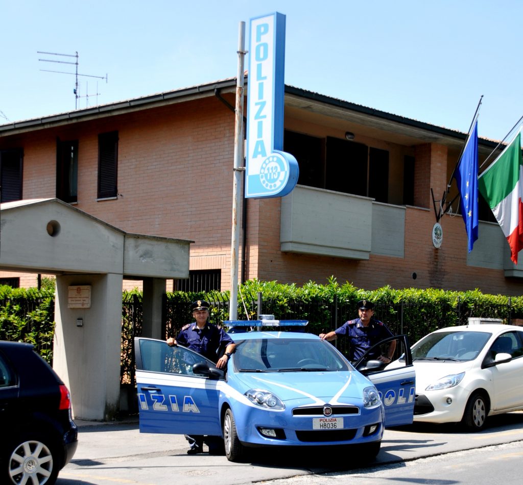 Si nasconde nel buio per spacciare, sorpreso dalla Polizia: arrestato 21enne