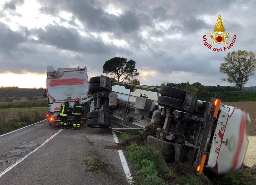 Rimorchio di un camion si ribalta fuori strada, intervento dei vigili del fuoco