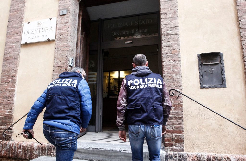 Maltrattamenti e violenza sessuale sulla moglie: denunciato 50enne senese