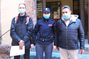 Trova portafogli con 400 euro e lo porta in Questura: restituito al proprietario