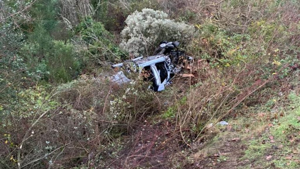 Si ribalta con l'auto nella scarpata: rintracciato con la geolocalizzazione e salvato dalla Polizia