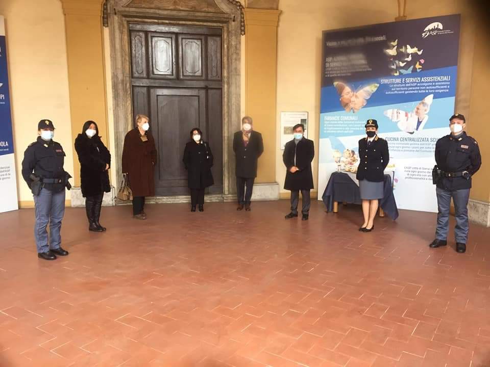 Questore e Polizia in visita al Campansi per portare doni e saluti