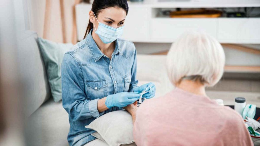 Toscana, sì alle visite dei familiari in ospedali e Rsa per pazienti gravi