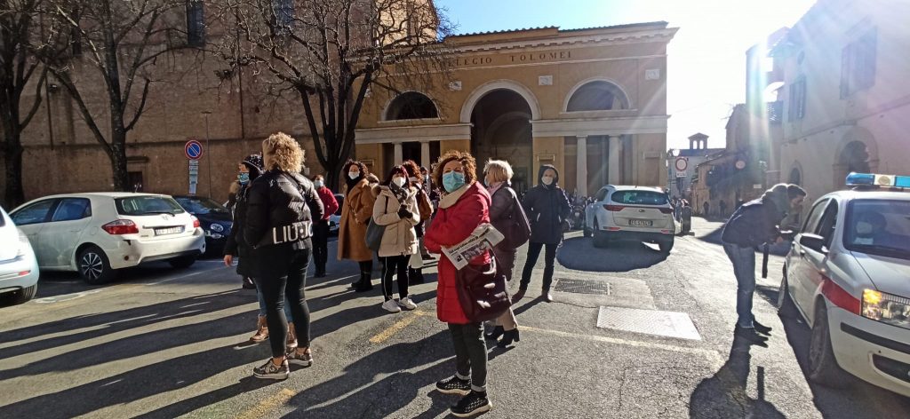 Scuola, protesta di studenti e genitori del Piccolomini: "In classe senza riscaldamento"