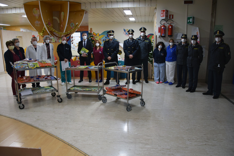 Guardia di Finanza di Siena, doni ai piccoli pazienti della pediatria per la Befana