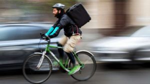 Mobilitazione nazionale dei rider: la protesta oggi a Siena davanti al McDonald