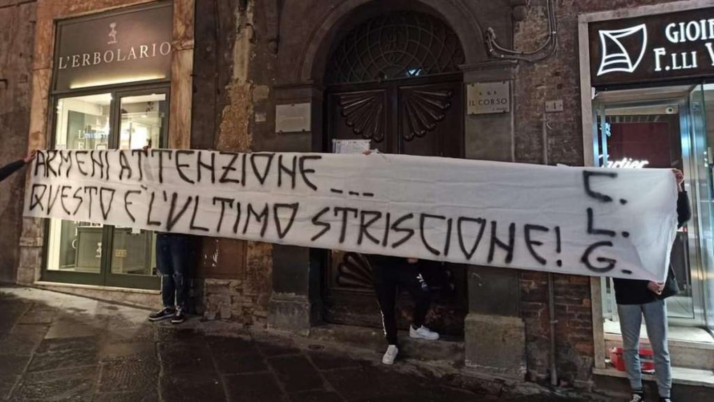 Acn Siena, striscione dei tifosi davanti alla sede