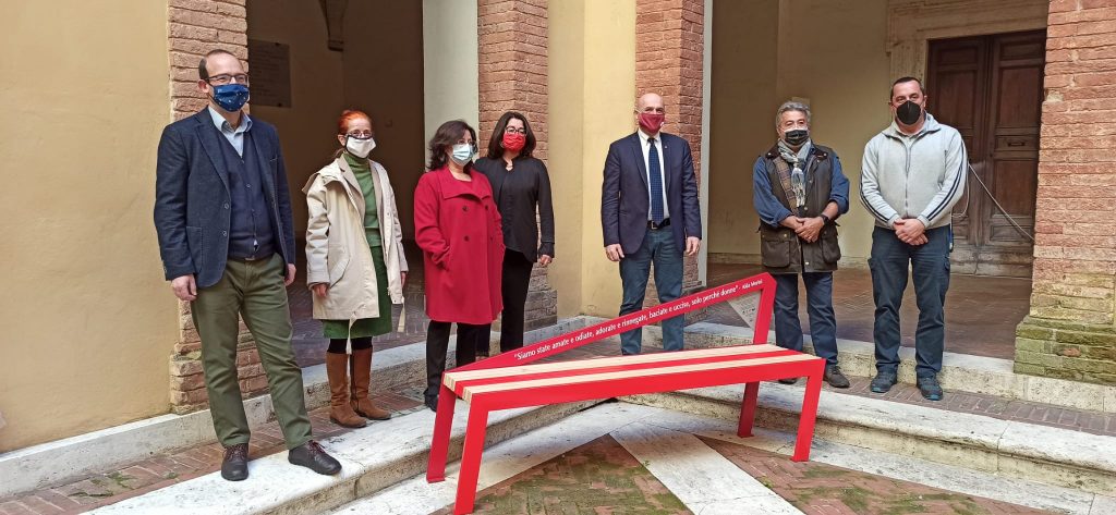 Università di Siena e Università per Stranieri di Siena: inaugurate due panchine rosse contro la violenza sulle donne