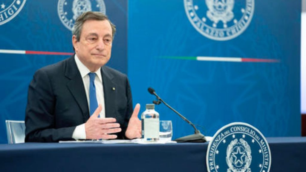 Covid, Draghi: "Verso obbligo vaccinale e terza dose. Il Green pass sarà esteso"