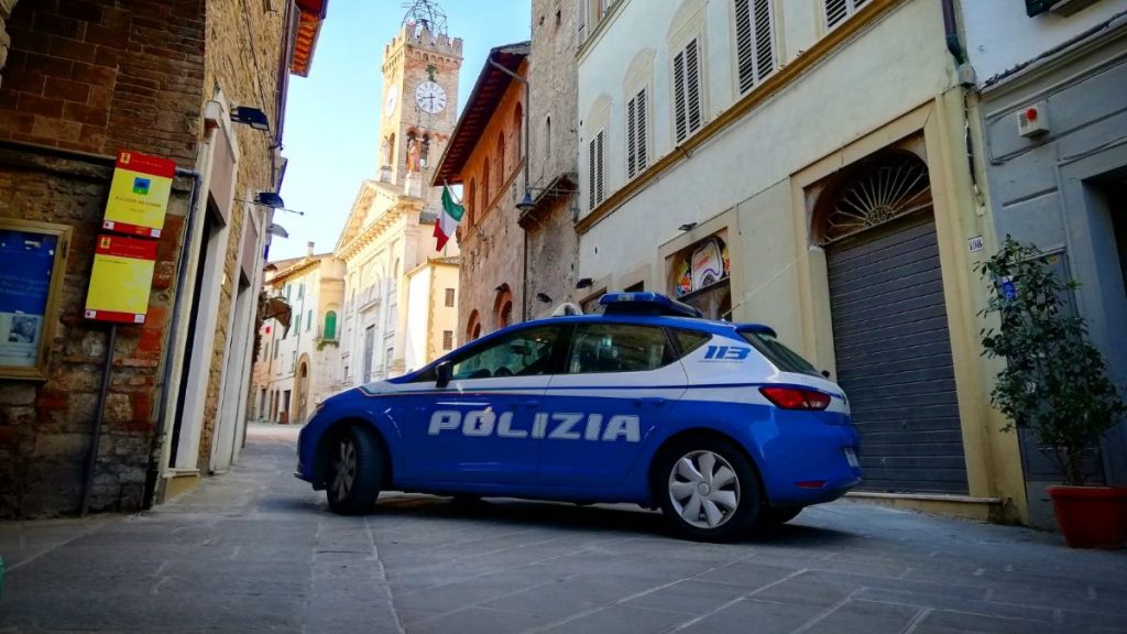 Poggibonsi: 50enne aggredisce e minaccia la compagna. Polizia lo allontana dalla casa familiare