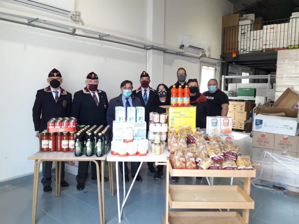 Polizia, Anps Siena dona generi alimentari alla Caritas per le famiglie bisognose