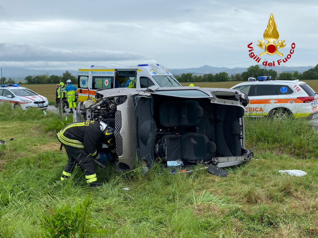 Montepulciano: auto finisce fuori strada, conducente salvato dai vigili del fuoco