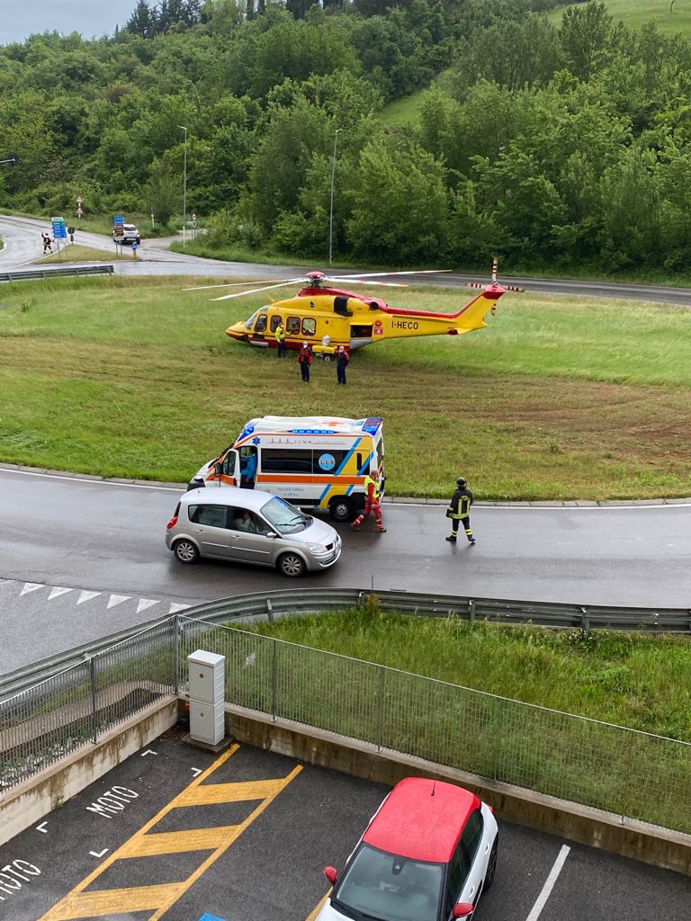 Maltempo: atterraggio di emergenza di Pegaso in una rotonda