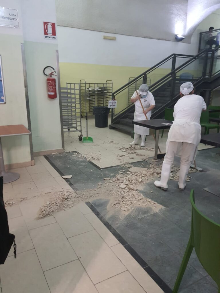 Tragedia sfiorata alla mensa Sant'Agata, crolla pezzo di intonaco durante l'ora di pranzo