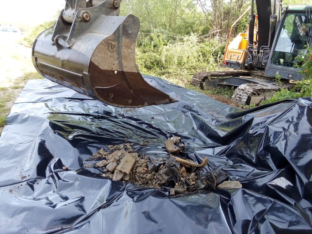 Scarico abusivo di rifiuti pericolosi ed eternit nel torrente Arbia vicino a Monteaperti