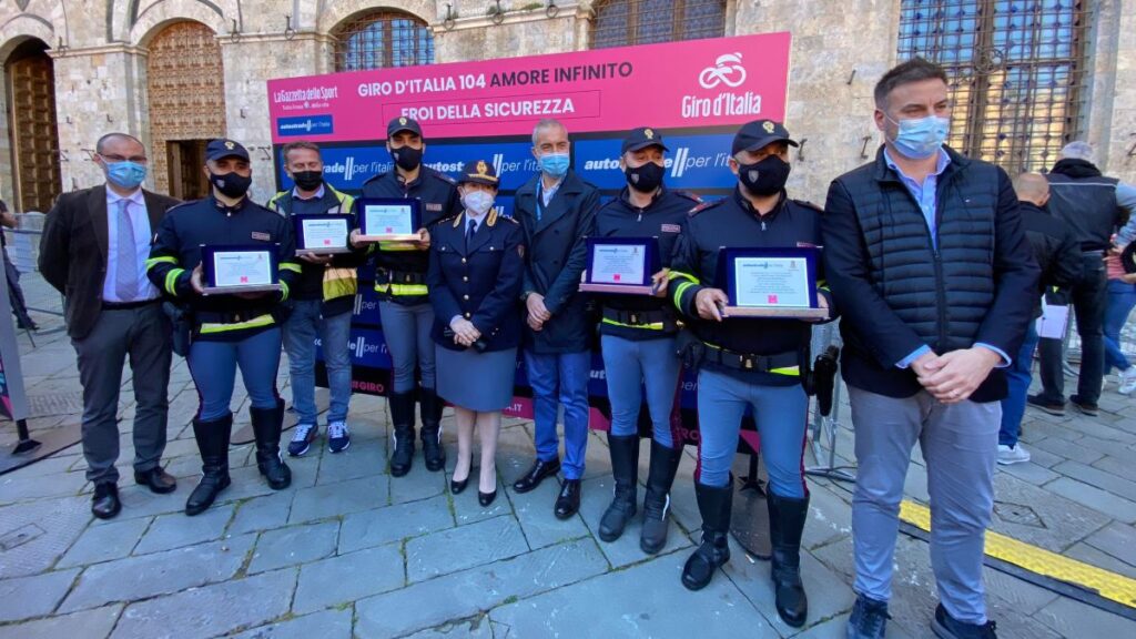 Polizia di Stato e Autostrade per l’Italia: per la tappa del Giro a Siena premiati gli "eroi della sicurezza"