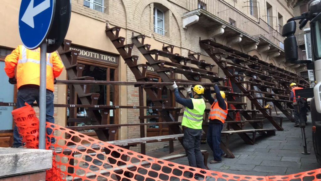 Sorpresa in Piazza del Campo: montato il palco del Comune al Casato