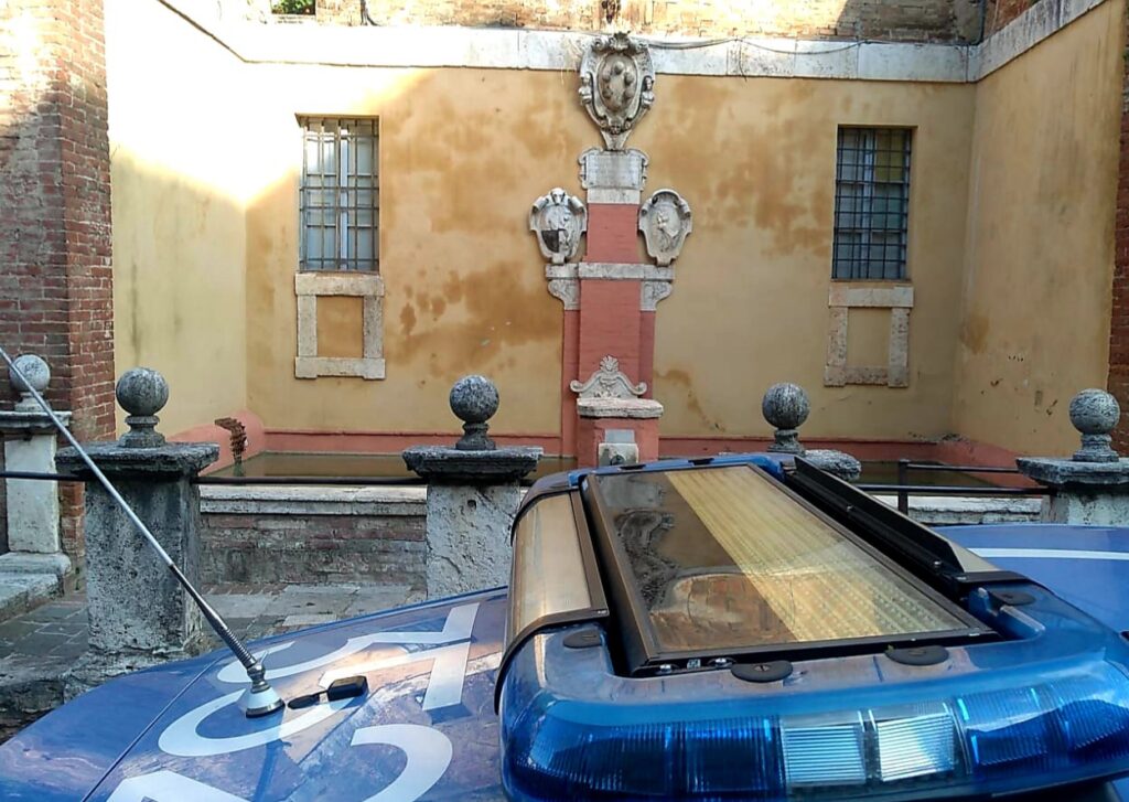 Siena, due svizzeri fanno il bagno nella fonte di San Maurizio: Polizia li sanziona