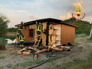 Incendio in un capanno a Montepulciano, intervento dei vigili del fuoco