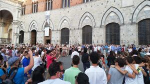 16 Agosto 2021: il grido dei senesi riecheggia in Piazza del Campo