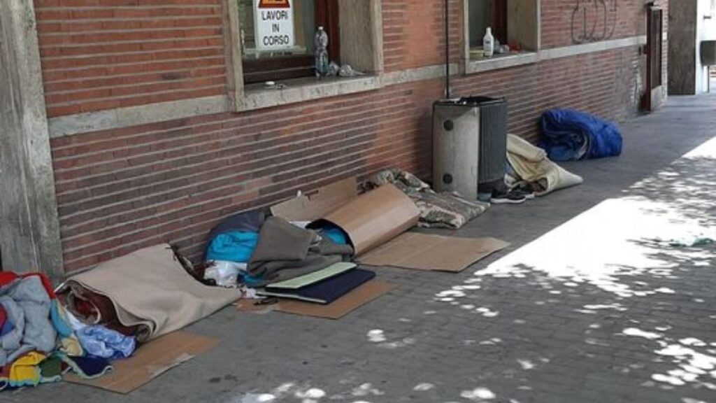 Senzatetto tra la stazione e San Marco, il Comune intensifica i controlli anti degrado