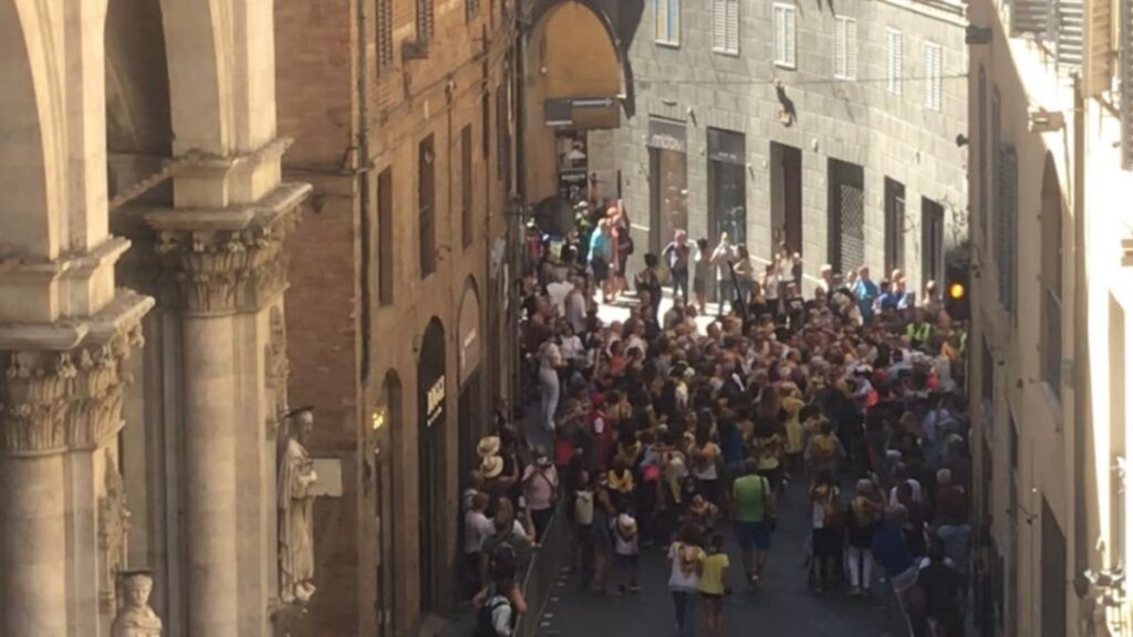 Siena: attimi di tensione tra la Contrada dell'Aquila e i ciclisti della Gran Fondo Strade Bianche