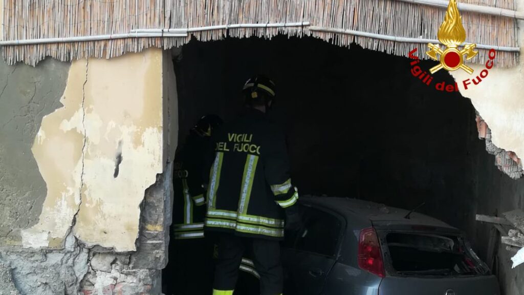 San Gimignano, auto finisce dentro un fabbricato: intervengono i Vigili del Fuoco