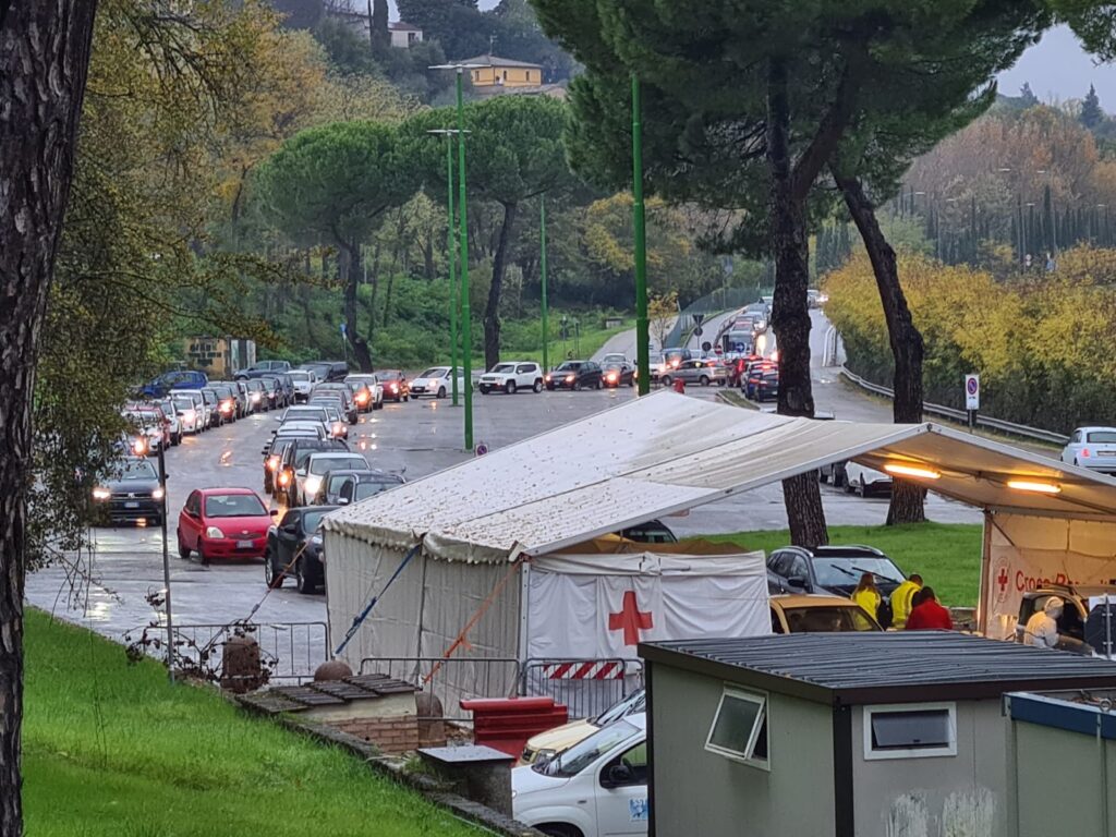 Covid: Siena, lunghe code al drive through per i tamponi alla Mens Sana