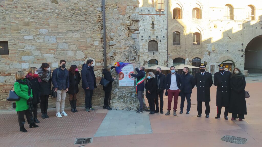 San Gimignano, Piazza delle Erbe intitolata a Teresa Sarti e Gino Strada