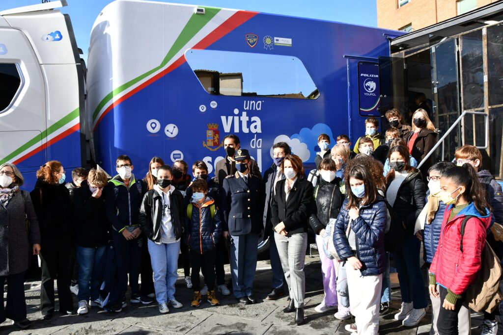 "Una Vita da Social" a Siena la campagna della Polizia Postale per l'uso consapevole della rete