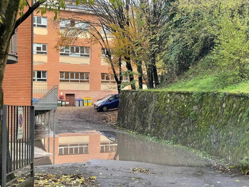 Siena: pozze d’acqua alla Pascoli, sopralluogo del Comune