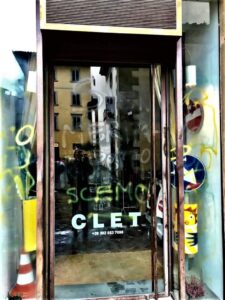 Vandalizzato l'ingresso dello studio di Clet: "Siena merita rispetto scemo"