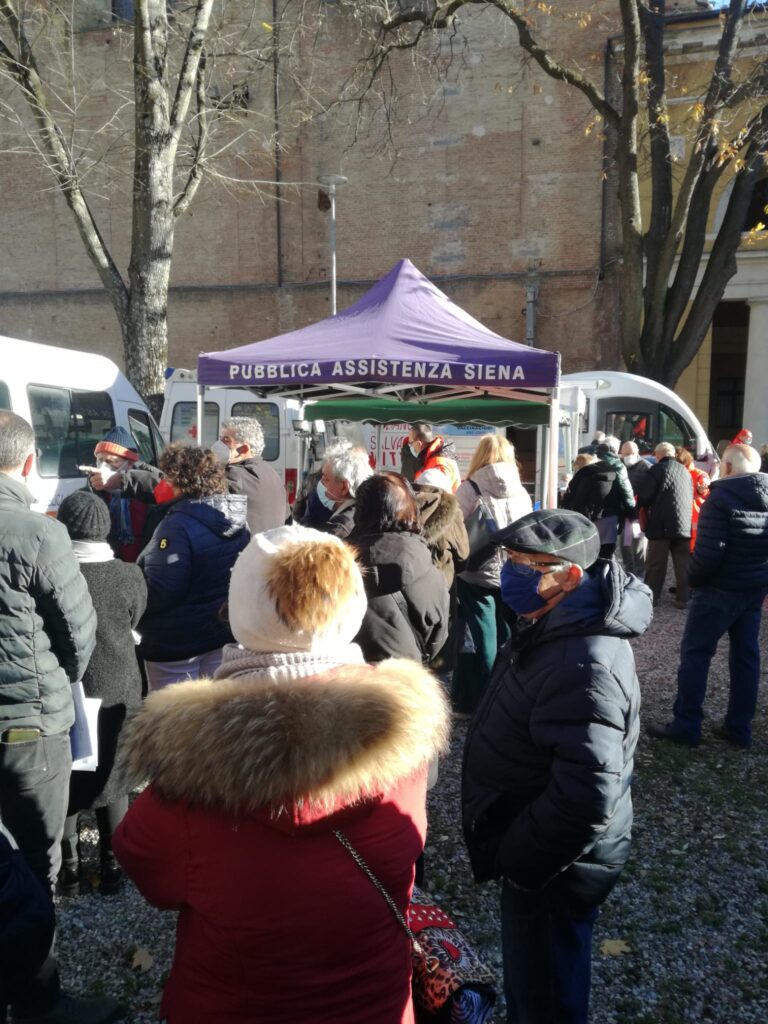 Siena, camper vaccinale a Sant'Agostino