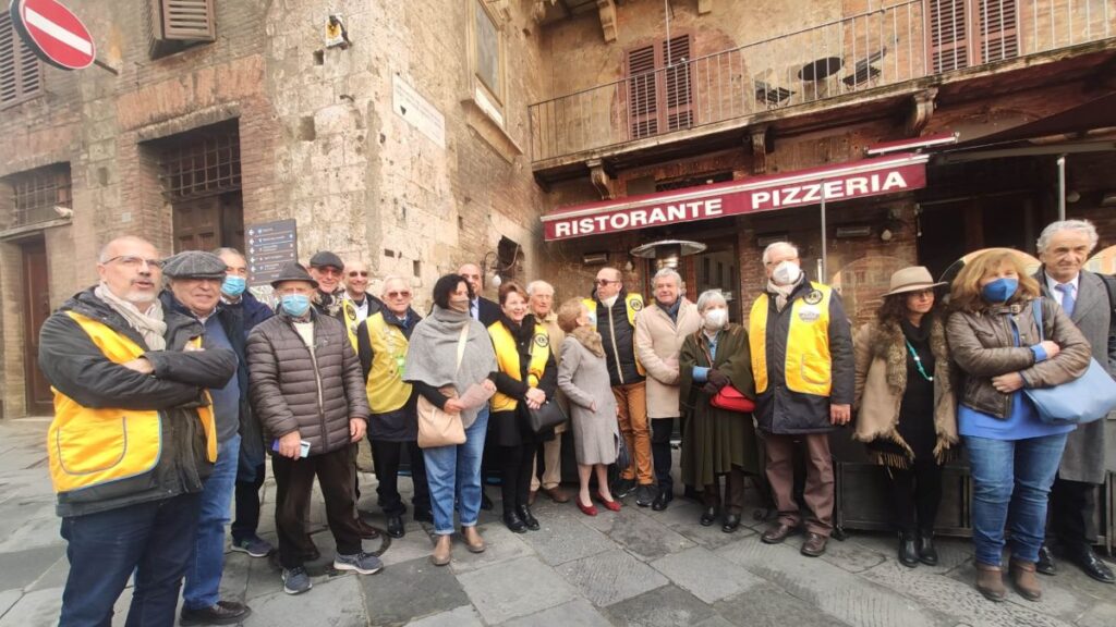 Siena, ripulite le lapidi con i versi della Divina Commedia