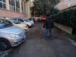 Siena: pozze d'acqua all'ingresso della scuola Pascoli, intervento del Comune