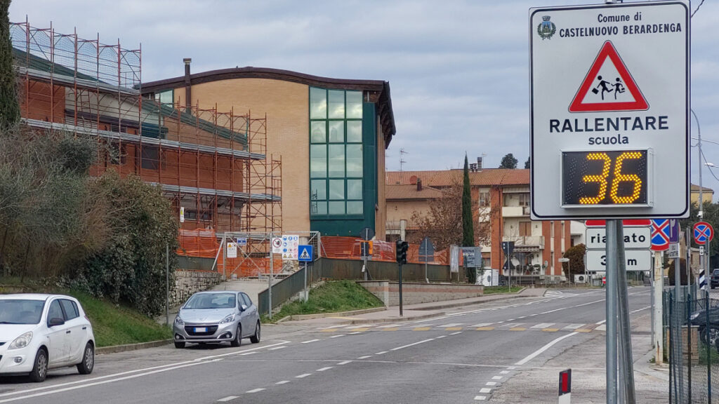 Castelnuovo: installati pannelli per il rilevamento della velocità presso scuole e centri abitati