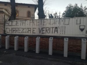 Siena-Teramo, lo striscione dei tifosi: "Società, pretendiamo chiarezza e verità"