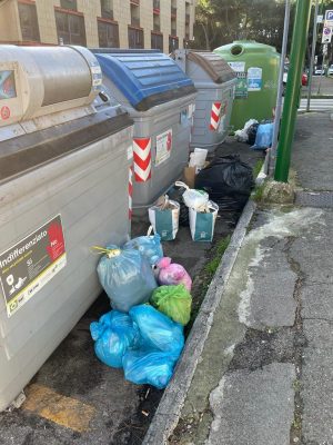 Siena: Piazza Amendola, ogni mattina cumuli di spazzatura per strada