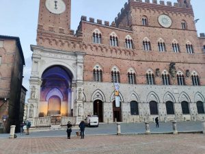 Il Comune di Siena illumina la Cappella con i colori dell'Ucraina