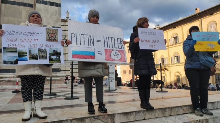 Donne ucraine in lacrime alla manifestazione in Piazza del Duomo a Siena: "Vogliamo la pace"