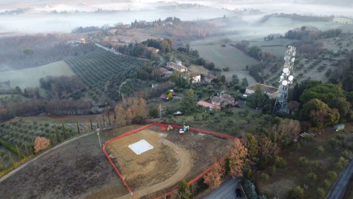 Un nuovo traliccio in costruzione a Montalbuccio, esplode la rabbia dei cittadini